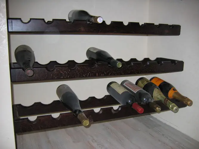 Zidne police za vino od tamnog drva