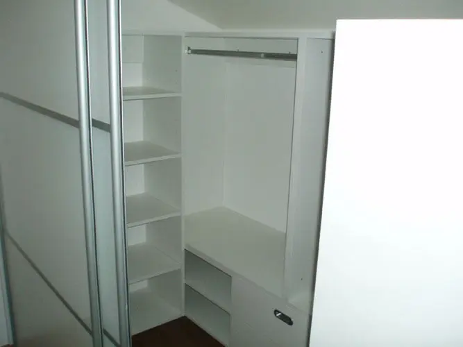 Unutrašnjost ormara s kliznim vratima: police i šipka za vješanje