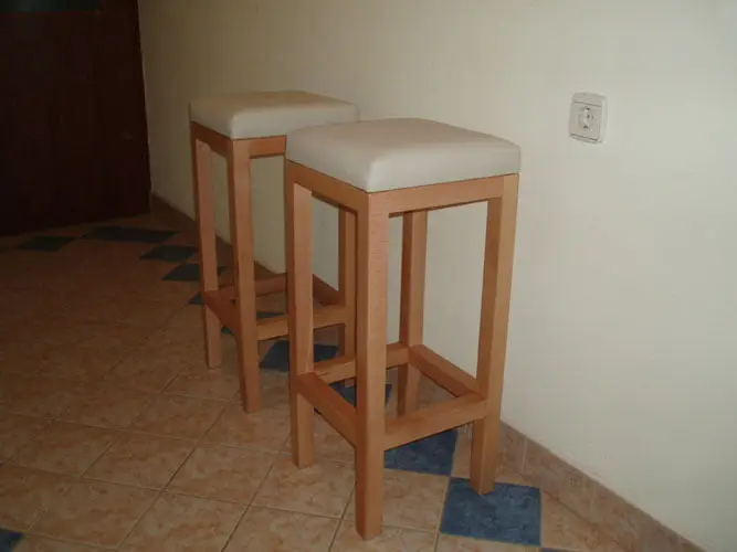 Dvije visoke barske stolice od drva s tapeciranim sjedalom