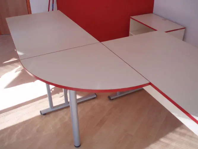 Kutni uredski stol s crvenim rubom i metalnim nogama