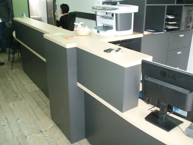 Recepcijski pult i radna mjesta u uredu