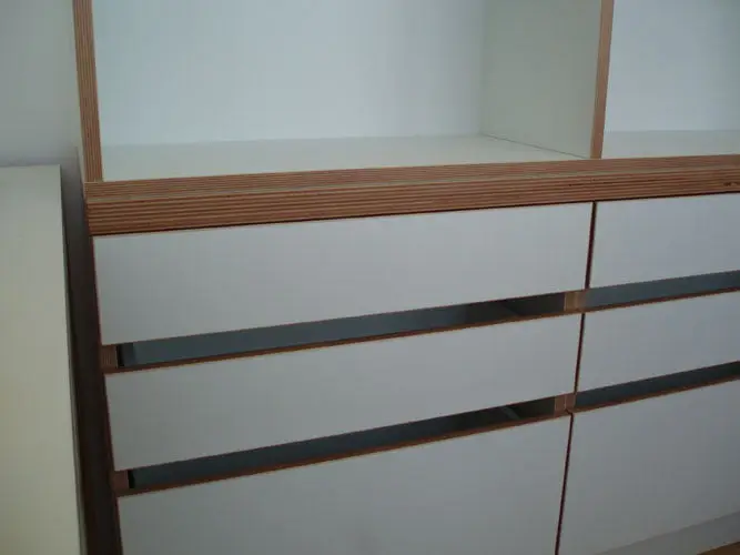 Bijele ladice s vidljivim rubovima od šperploče