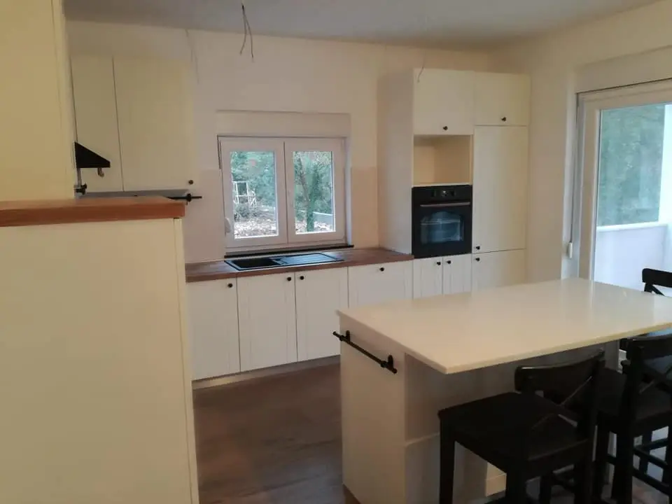 Kuhinja u krem boji sa šankom