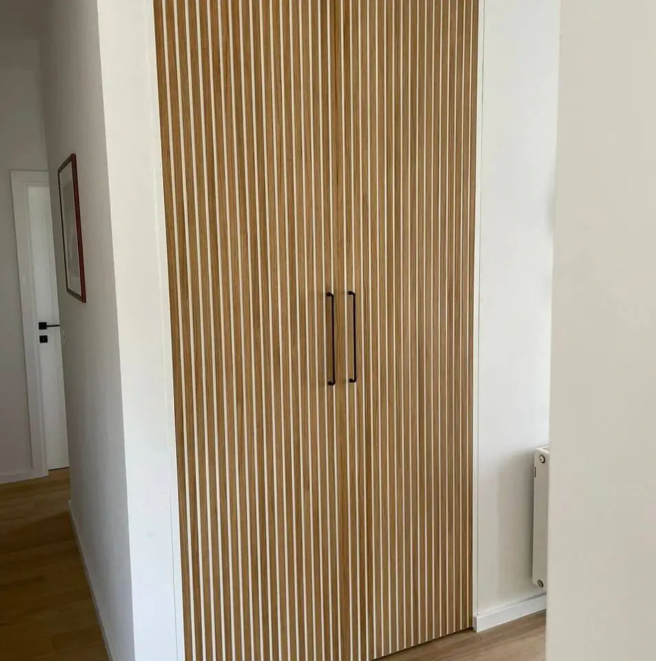 Ormar s vratima od okomitih letvica u dekoru hrasta