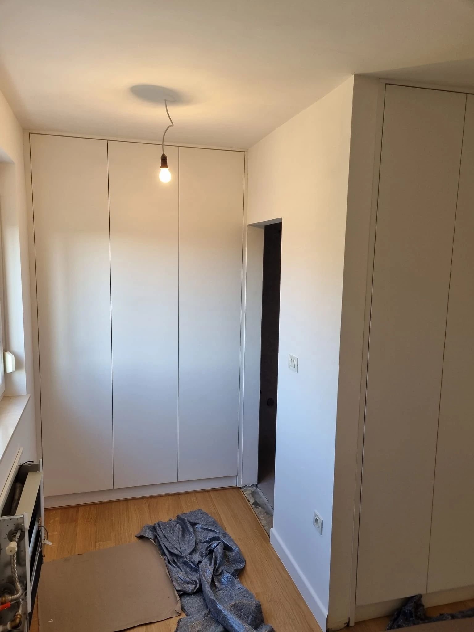 Bijeli ugradbeni ormari bez ručki od poda do stropa